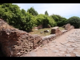 08624 ostia - regio v - insula x - via degli augustali - noerdl der domus su via degli augustali (v,x,1) - westfront - bli ri suedosten - 06-2024.jpg